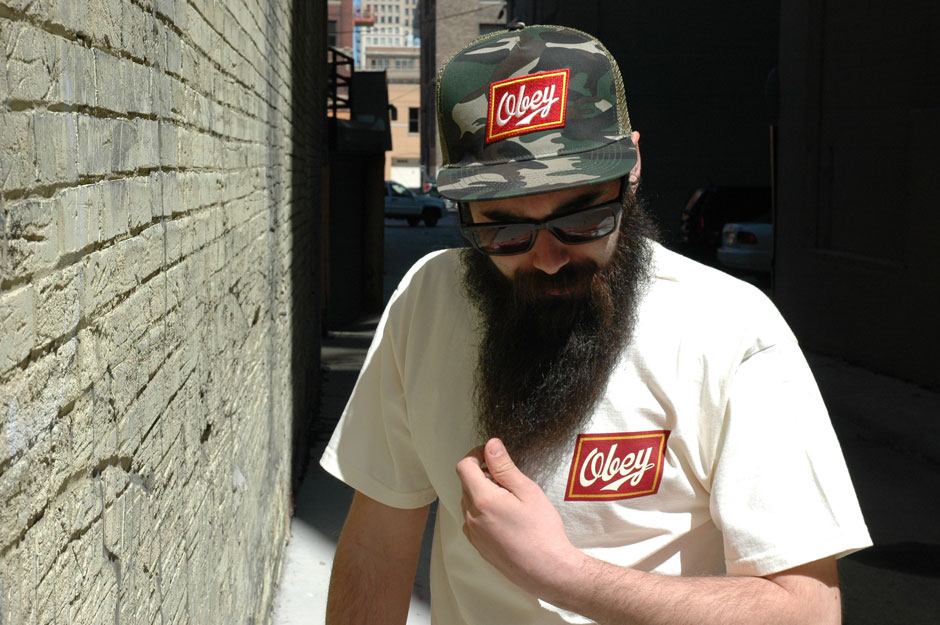 OBEY_LOOK2